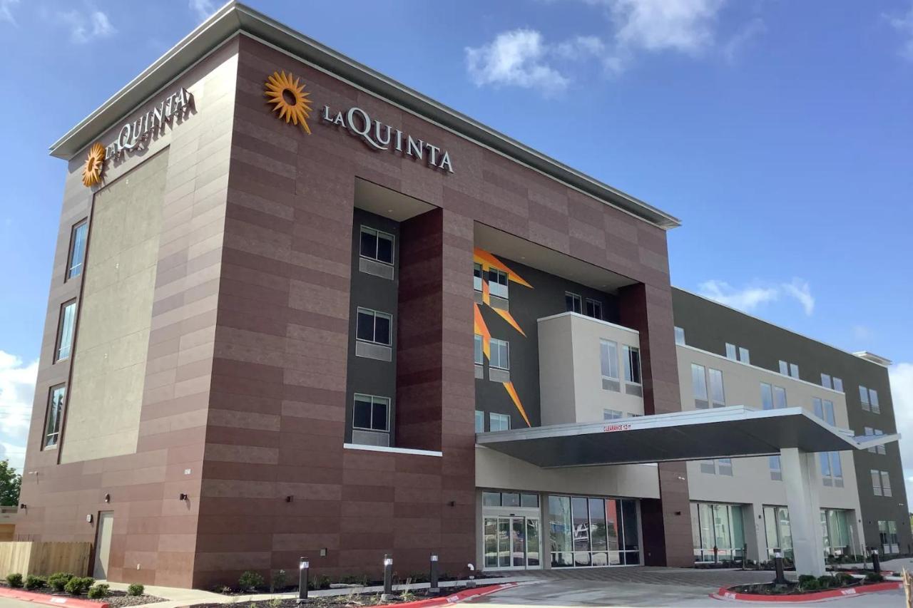 La Quinta Inn & Suites By Wyndham Corpus Christi Southeast Exterior photo